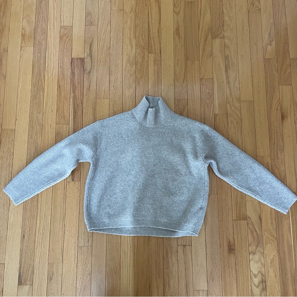 Uniqlo turtleneck sweater in cream size Small